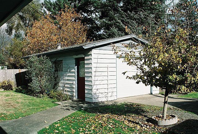 Detached Garage/shop with heat and 220-power