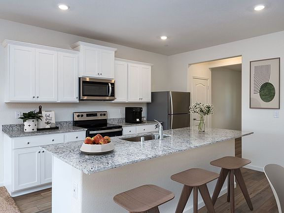 The kitchen has the all space you need for food prep.