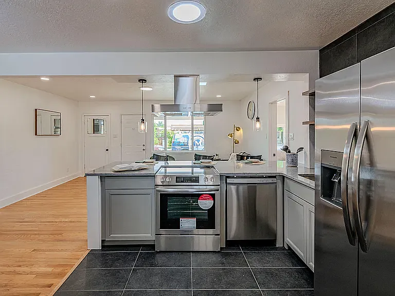 3 bed, 1249 sqft, $2,450 — Photo 4