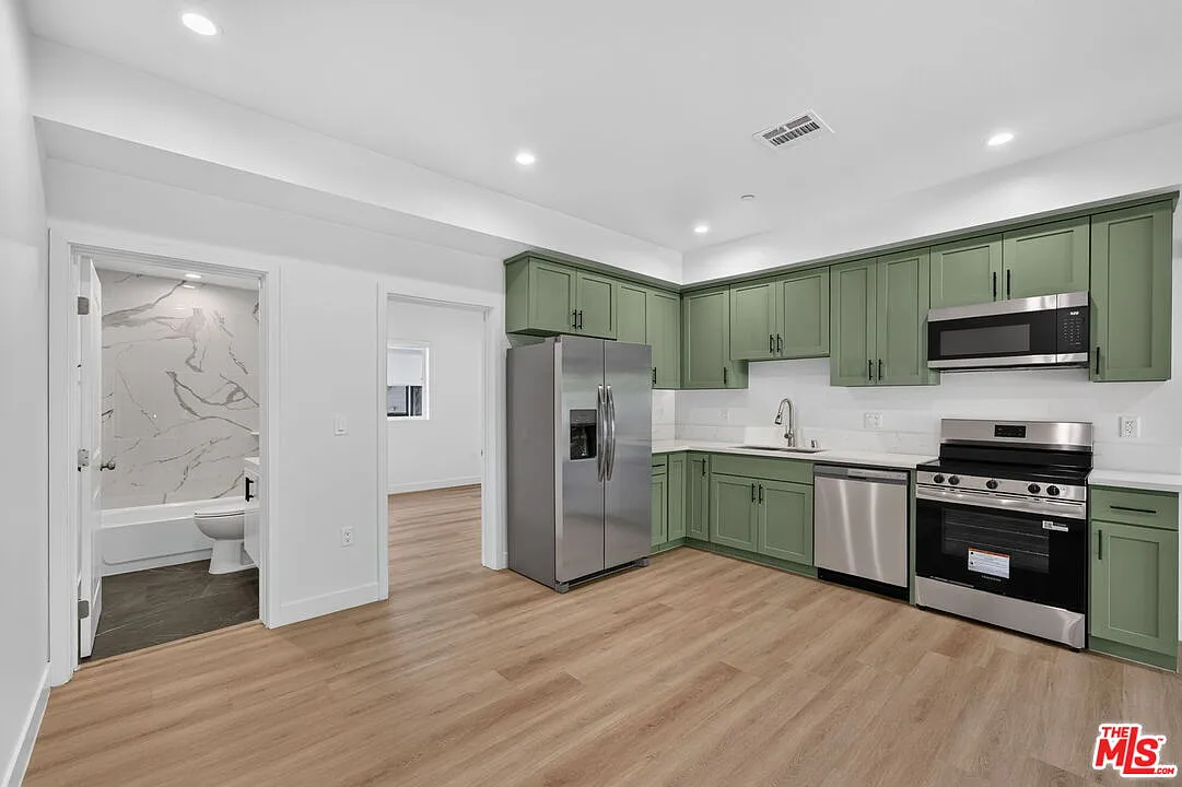 4 bed, 4.0 bath, 1300 sqft, $4,250 — Photo 3