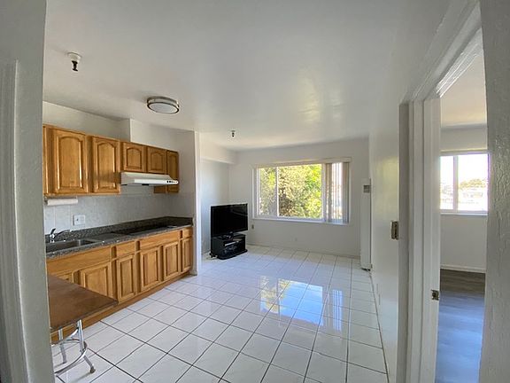 2nd image of 624 Anza St