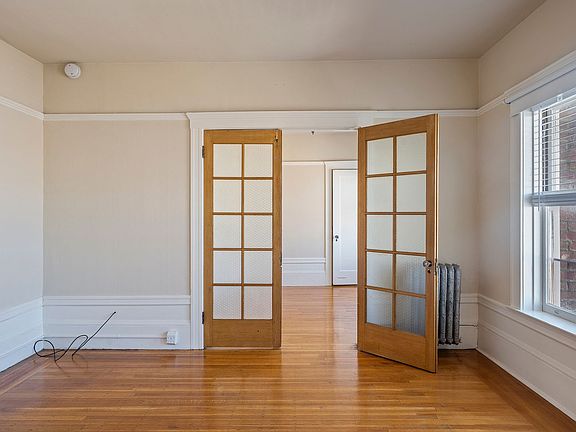 4th image of 1029 Oak St APT 33