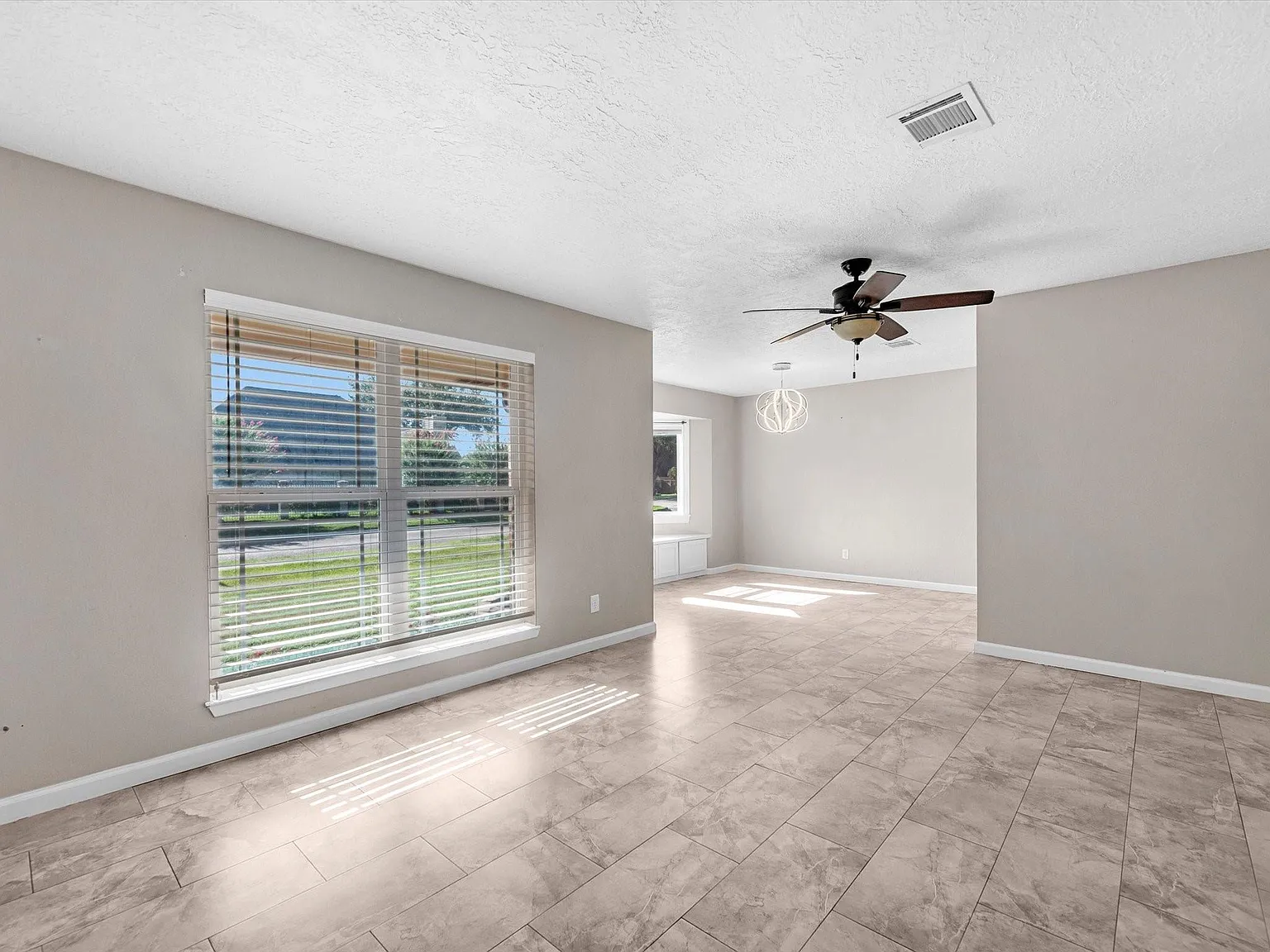 4 bed, 2.0 bath, 2153 sqft, $2,400 — Photo 2