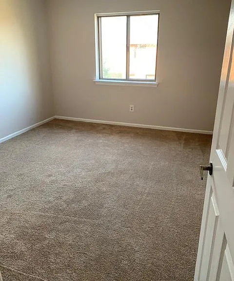 131 Caernarvon Ct — Photo 38