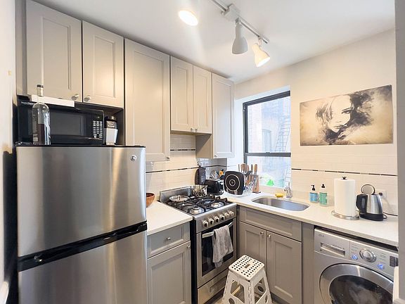 3rd image of 128 Thompson St #901