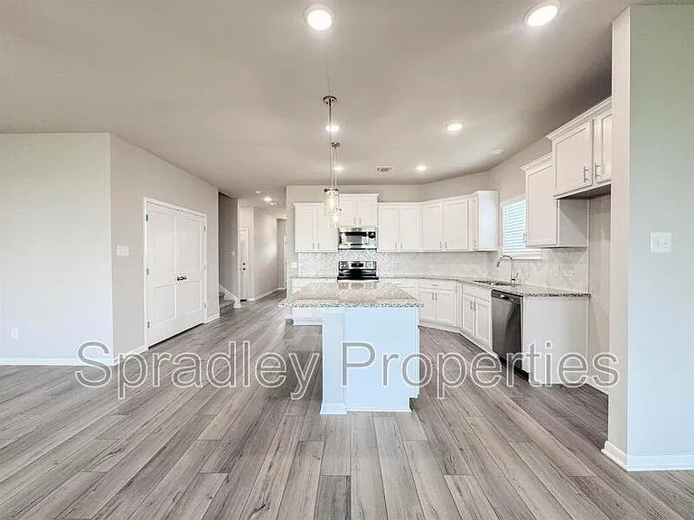 2716 Fox River Dr — Photo 8