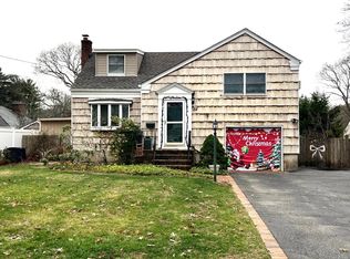 22 Bay 2nd St, Islip, NY 11751