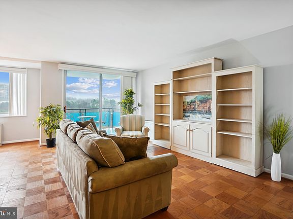 4th image of 10401 Grosvenor Pl APT 621