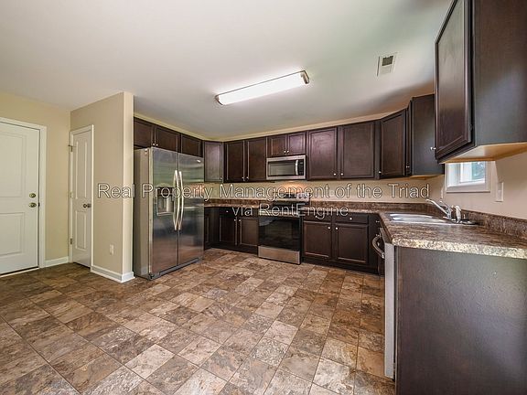 5th image of 832 Prince Edward Rd