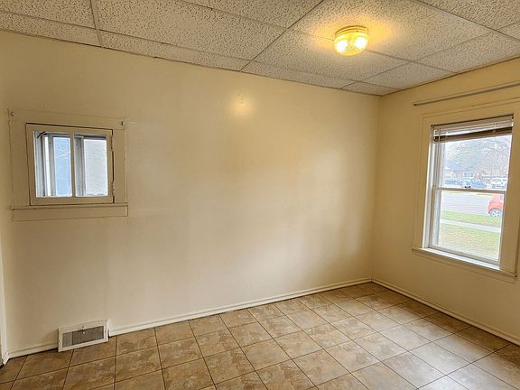 4th image of 405 E Spruce St