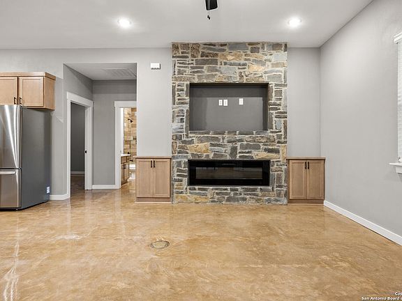 5th image of 526 Eastview