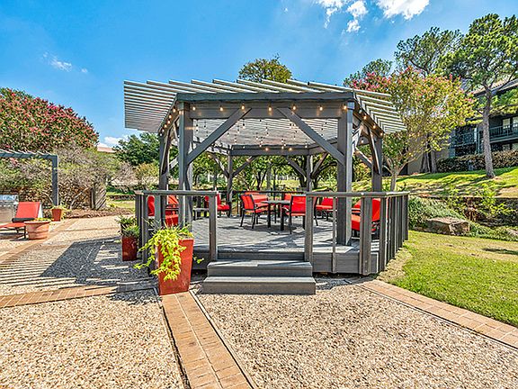Charming Outdoor Pavilion at Las Colinas Heights, Irving