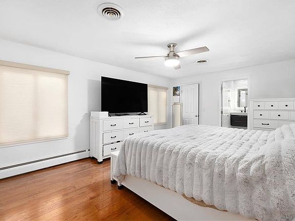 5th image of 18 Carriage Way N