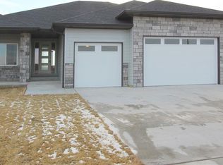 10301 Shoreline Dr, Lincoln, NE 68527
