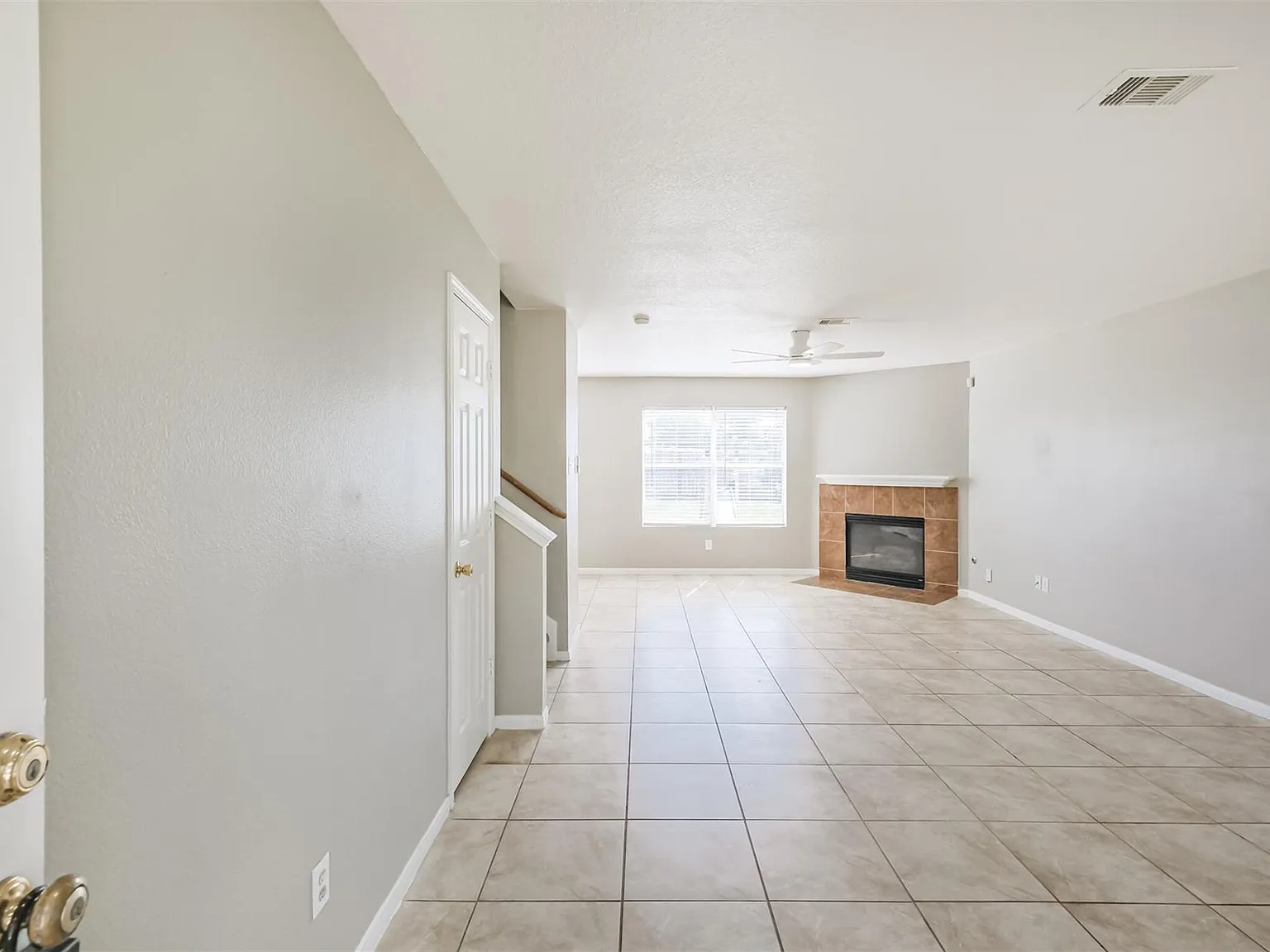 3 bed, 2.5 bath, 2009 sqft, $2,195 — Photo 4