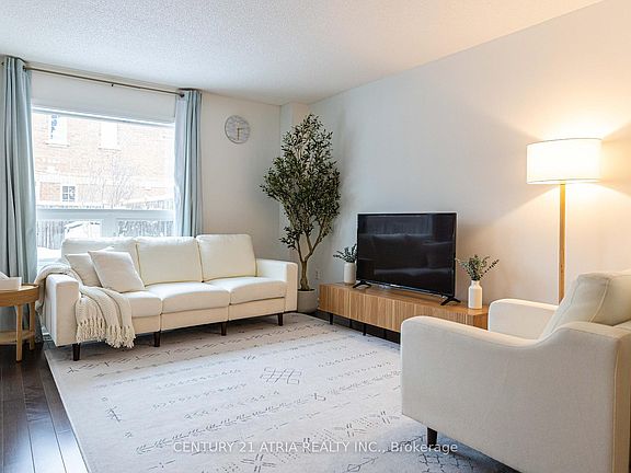 4th image of 56 Royal Chapin Cres