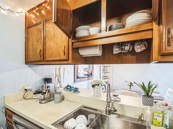 5th image of 303 S Myrtle St APT 201