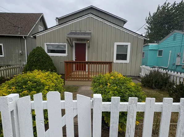 179 D St, Coos Bay, OR 97420