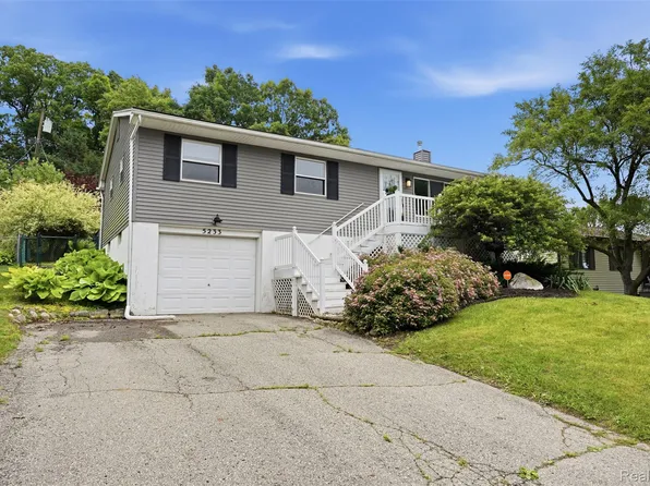 5233 Van Winkle St, Brighton, MI 48116