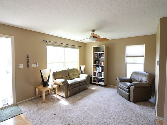 3rd image of 980 SE Willow Brook Dr
