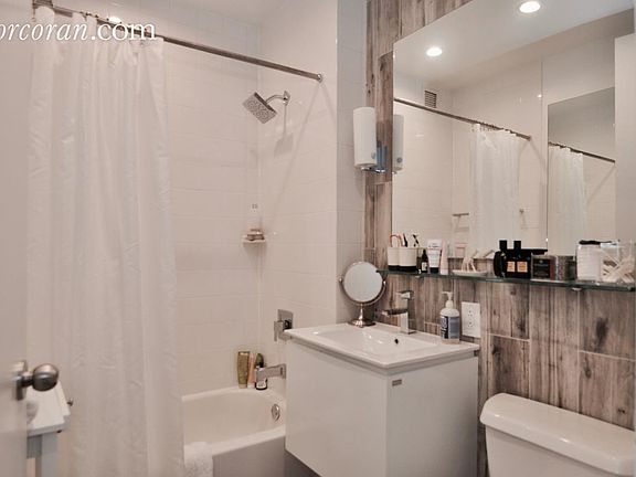 4th image of 50 Murray St APT 912