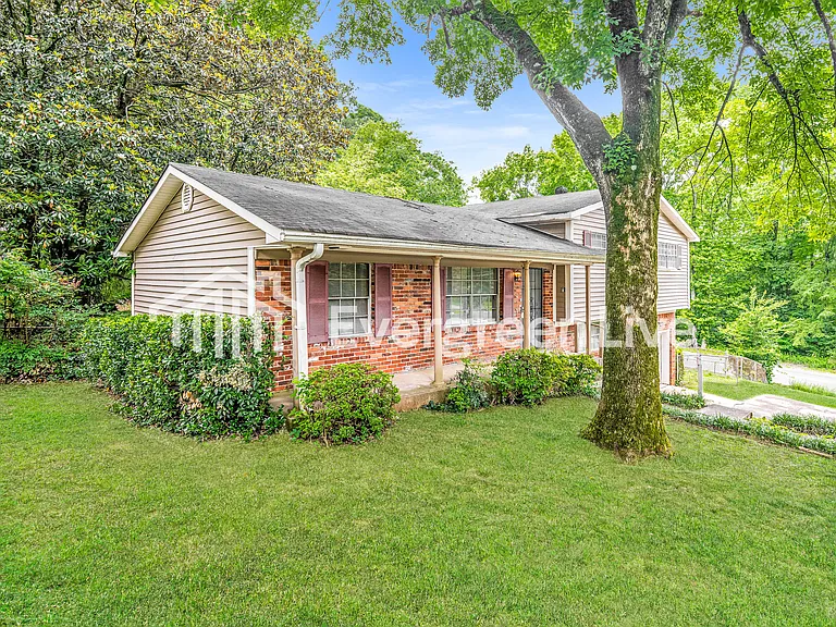 1701 Patricia Cir — Photo 2