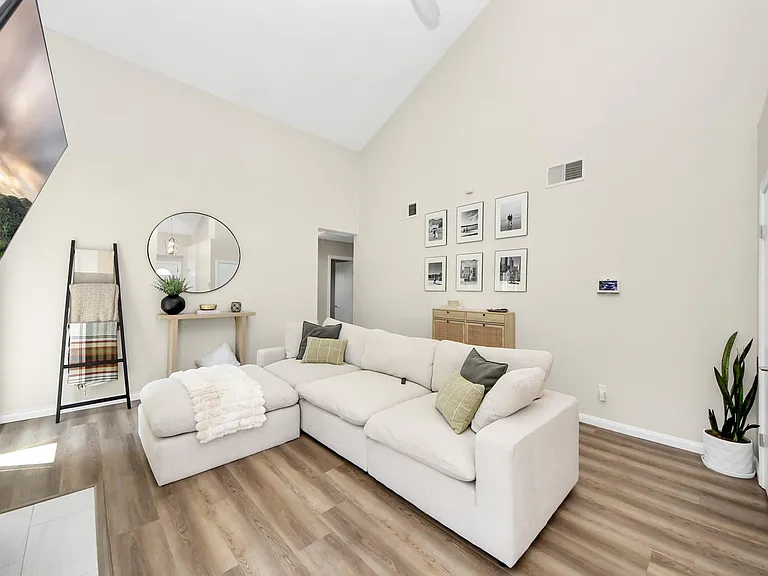 18019 Autumn Hills Dr — Photo 9
