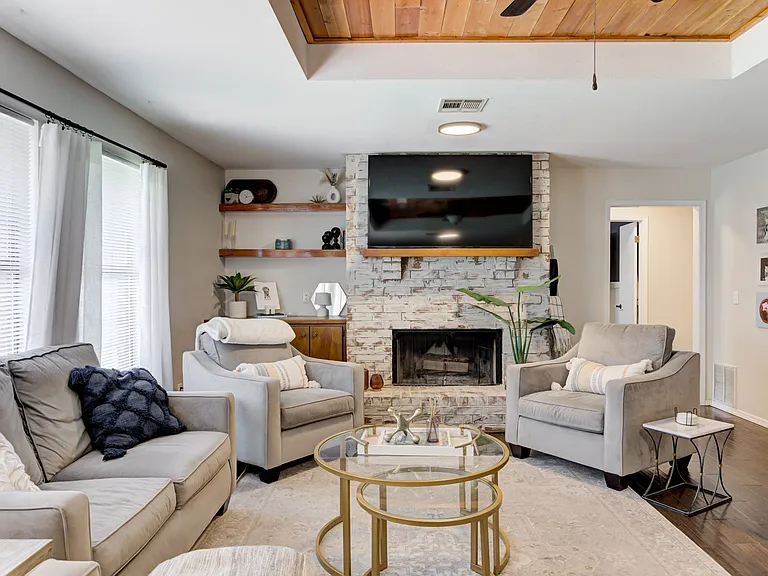 2109 S August St — Photo 11