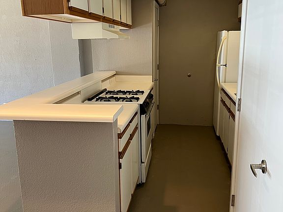 3rd image of 601 N Broadway Ave APT 102