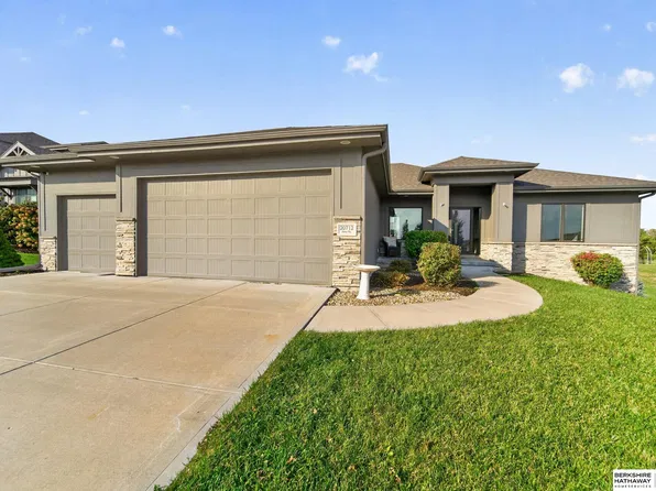 20712 Pine St, Elkhorn, NE 68022