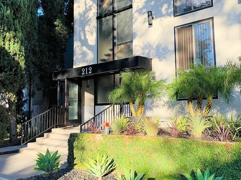 212 S Arnaz Dr — Photo 6