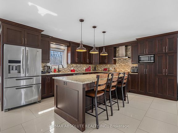 5th image of 2655 Charbonneau Rd