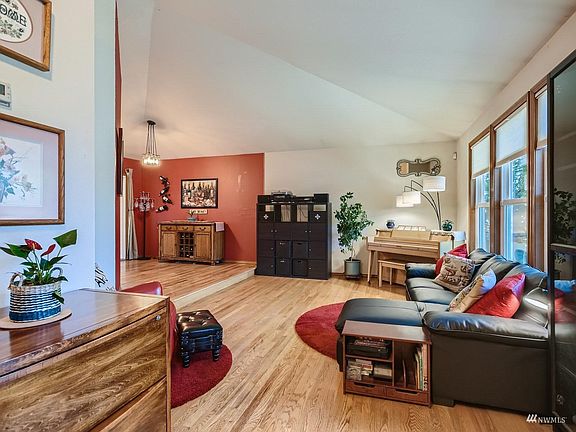 5th image of 929 224th Ave NE