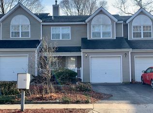 35 Cedar St, Central Islip, NY 11722