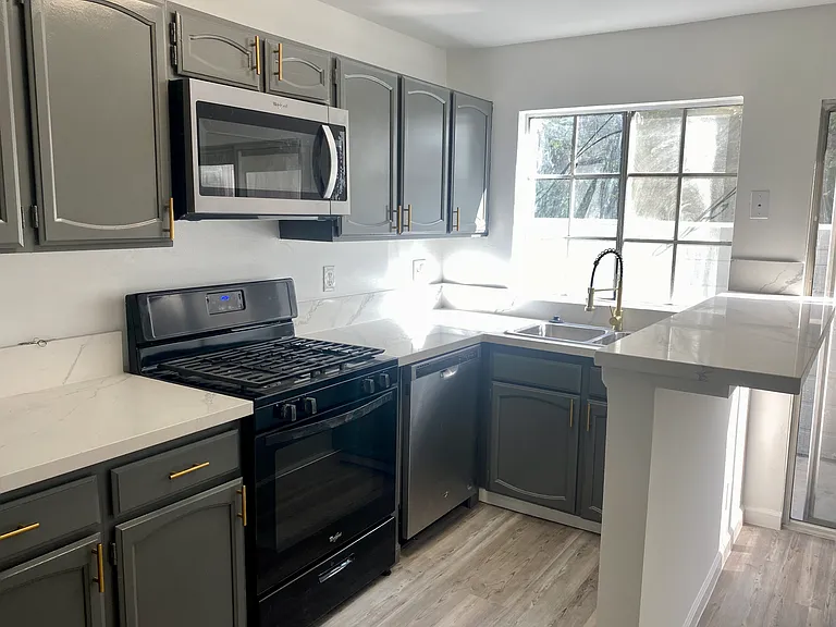 10911 Bloomfield St — Photo 7