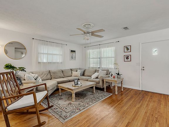 4th image of 3940 Park St