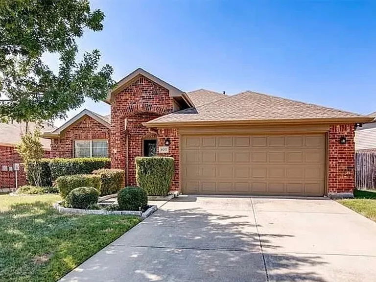 800 Golden Bear Ln — Photo 1