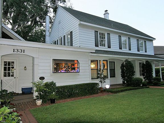 3rd image of 1331 College Pt