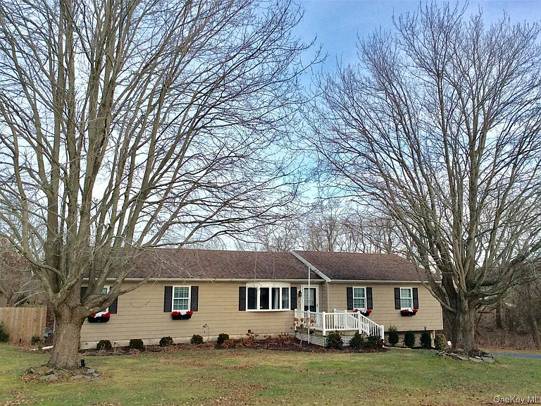 144 Manor Ln — Photo 2