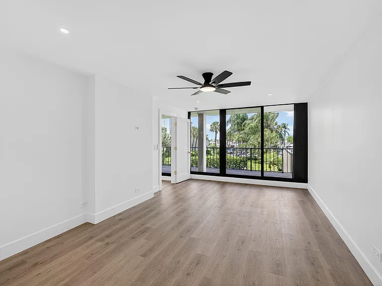 136 Lakeshore Dr — Photo 24
