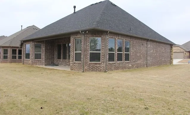 2113 Clive Dr — Photo 2