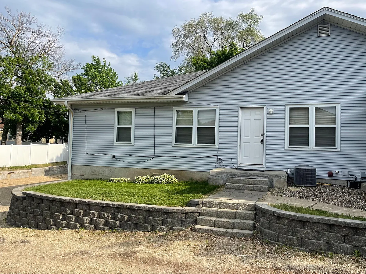 Side (main) entrance. - 6337 Nicollet Ave S