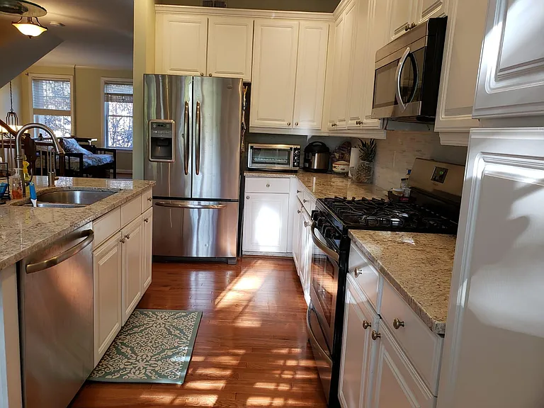 Kitchen (main level)