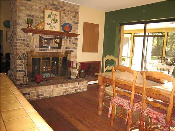 5th image of 115 W Greentree Ln