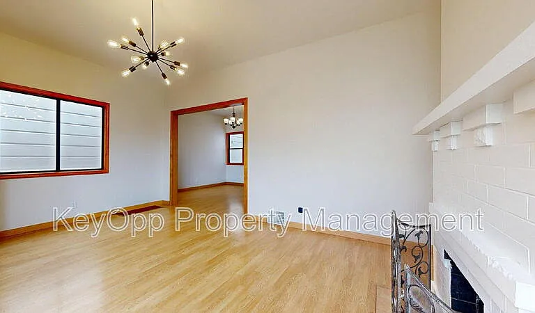 806 34th Ave — Photo 2