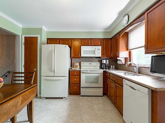 3rd image of 32 Long Meadow Dr