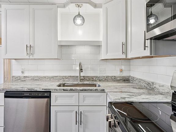 5th image of 15071 RIALTO AVENUE