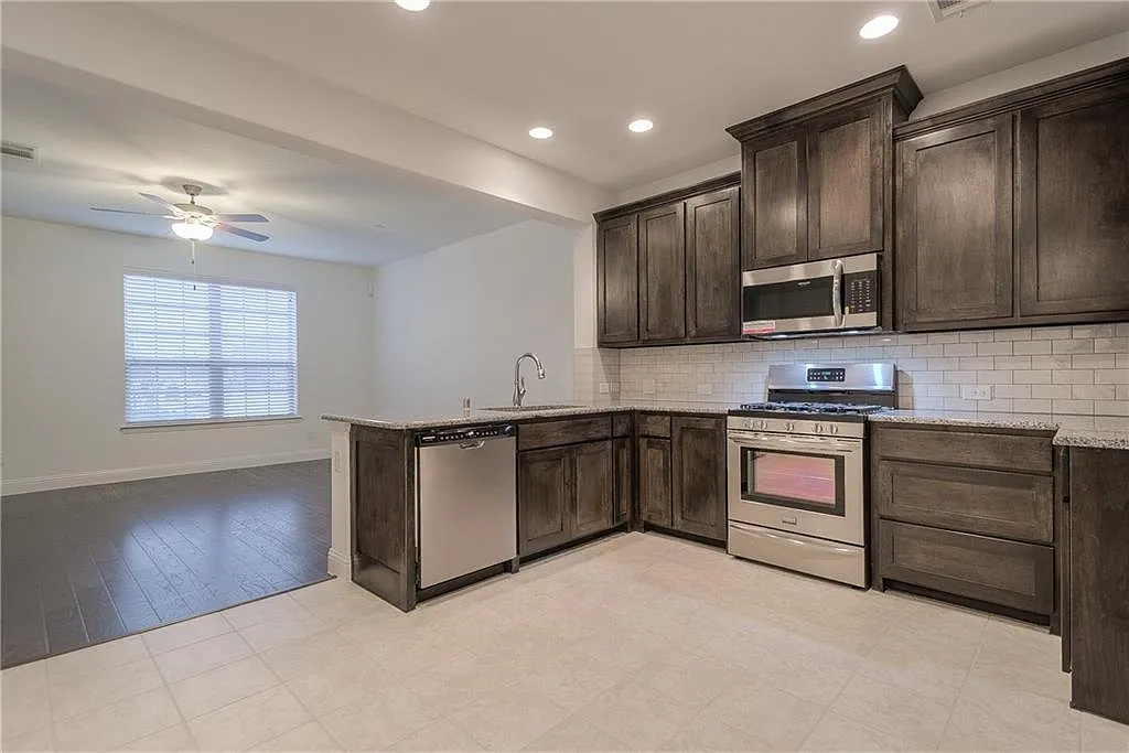 3 bed, 2.5 bath, 1690 sqft, $2,500 — Photo 4
