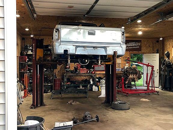 Vehicle hoist in garage