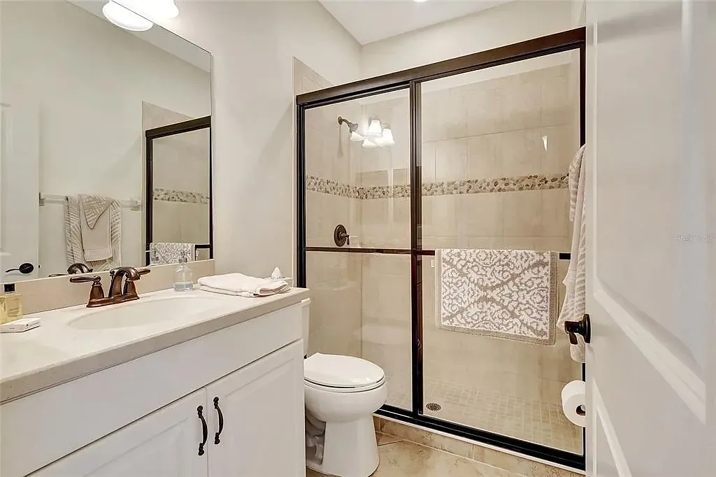 2 bed, 1872 sqft, $3,868 — Photo 2